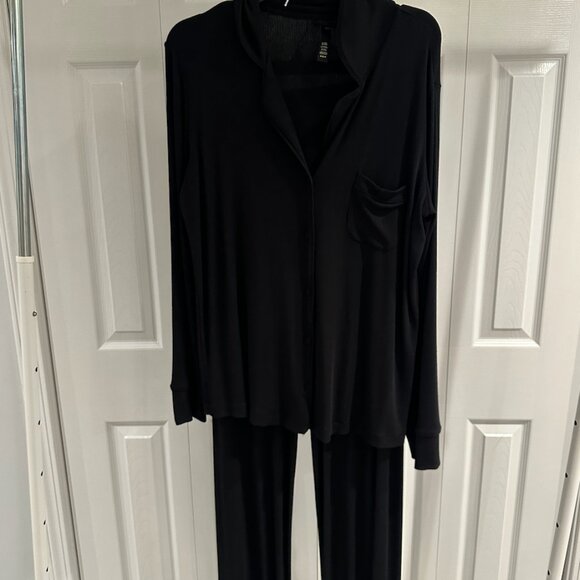 SKIMS Soft Lounge Sleep Set Medium in Onyx - Picture 6 of 7